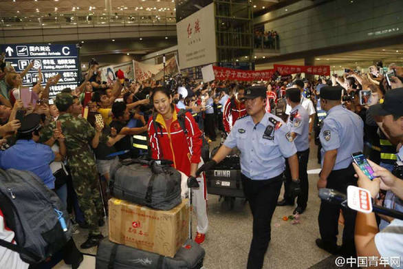 一组图看民众对女排运动员的热情