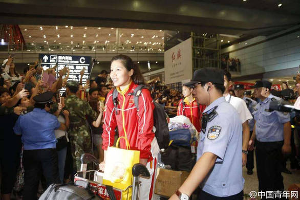 一组图看民众对女排运动员的热情