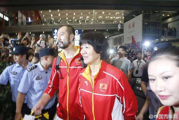 一组图看民众对女排运动员的热情