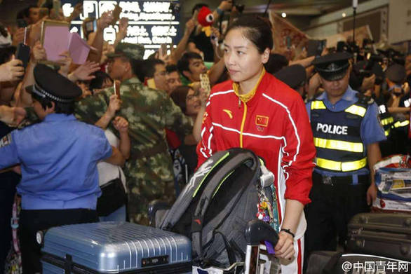 一组图看民众对女排运动员的热情