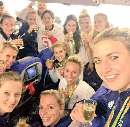 各国运动员回国的场面 没有对比就没有伤害