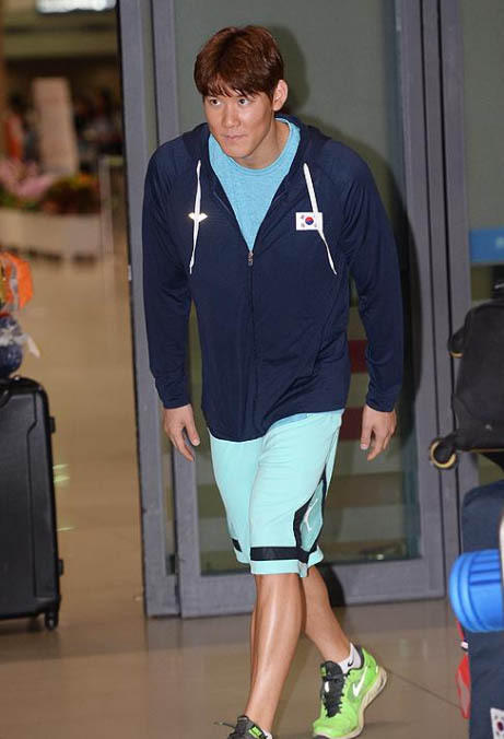 各国运动员回国的场面 没有对比就没有伤害