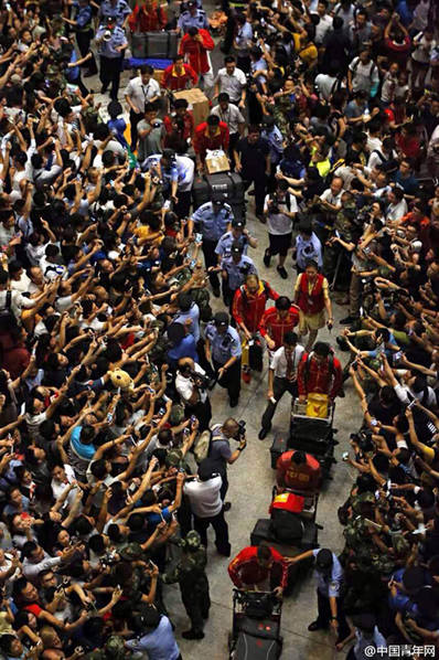 一组图看民众对女排运动员的热情