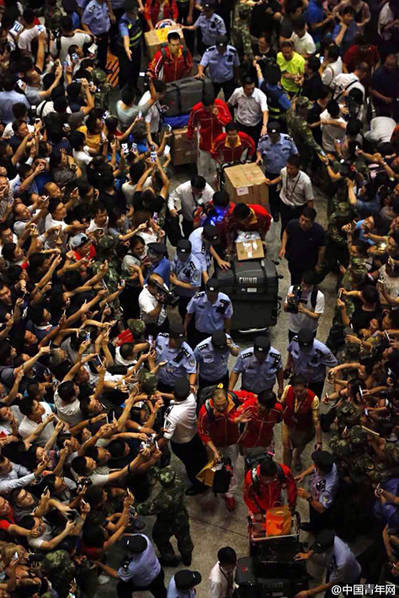 一组图看民众对女排运动员的热情