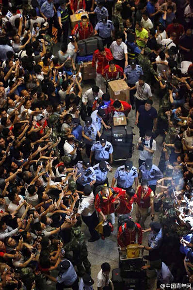 一组图看民众对女排运动员的热情