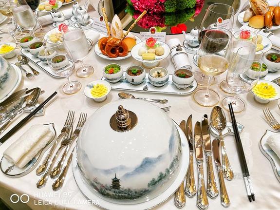 实拍G20国宴现场：餐具图案取自西湖实景