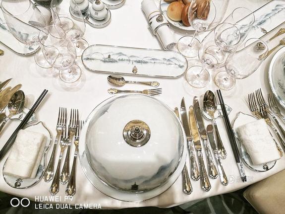 实拍G20国宴现场：餐具图案取自西湖实景