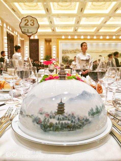 实拍G20国宴现场：餐具图案取自西湖实景