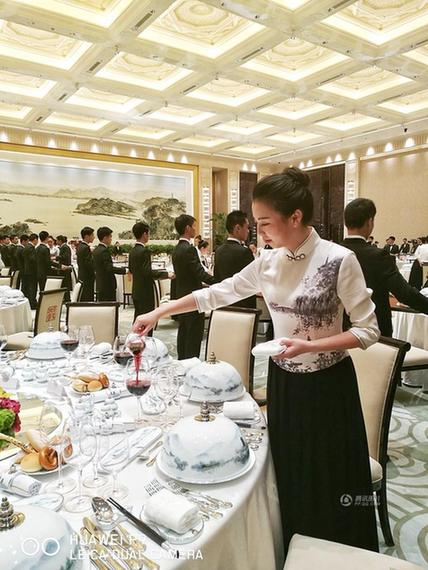 实拍G20国宴现场：餐具图案取自西湖实景