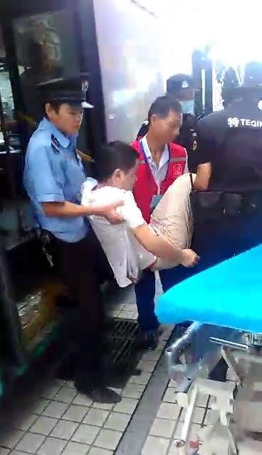 深圳20岁小伙公交上突然整个发抖 口吐白沫