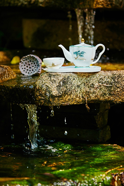 G20餐桌上的风景：美景变餐具 每件餐瓷需81道工序