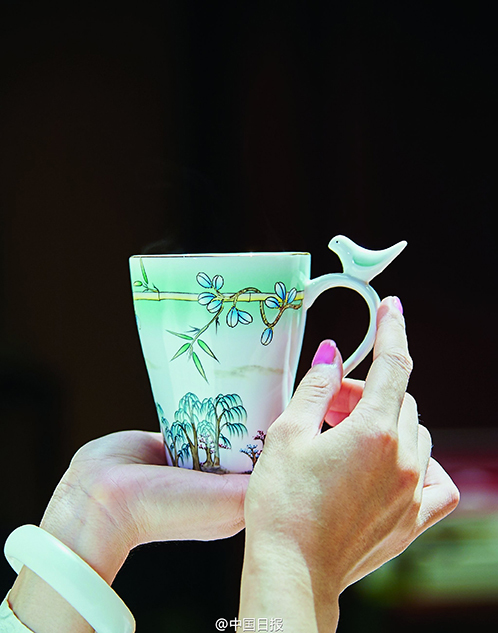G20餐桌上的风景：美景变餐具 每件餐瓷需81道工序