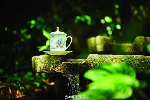 G20餐桌上的风景：美景变餐具 每件餐瓷需81道工序