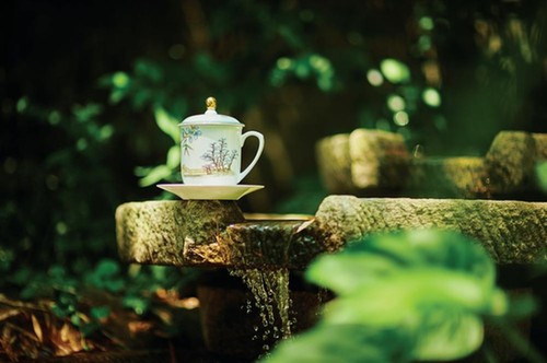 G20餐桌上的风景：美景变餐具 每件餐瓷需81道工序