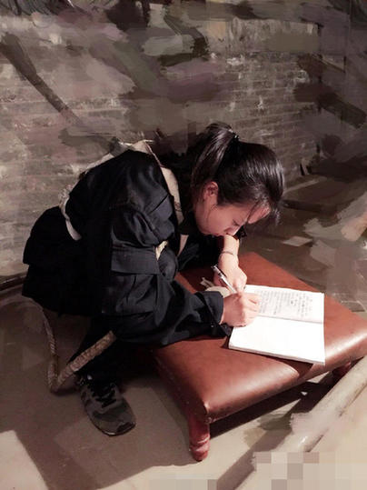 考古界女神！美女文物修复员山西古刹修壁画两年