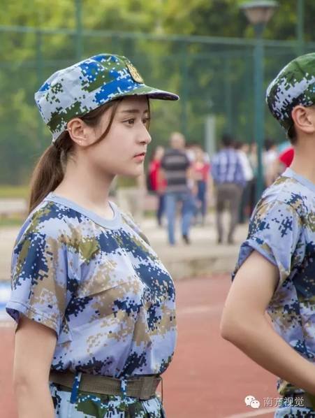 又是一年新生入学季：广州高校军训女生颜值高
