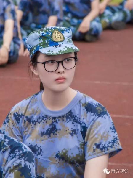 又是一年新生入学季：广州高校军训女生颜值高