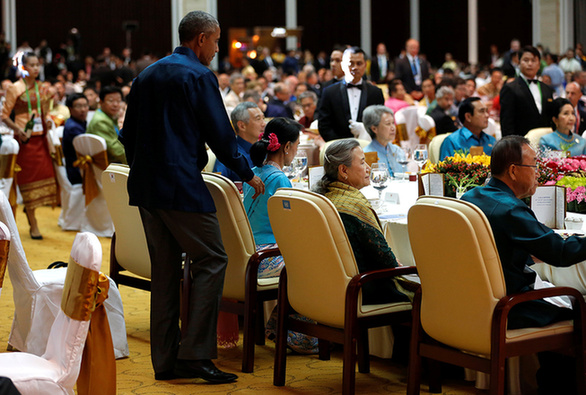 奥巴马穿传统服装出席东盟晚宴