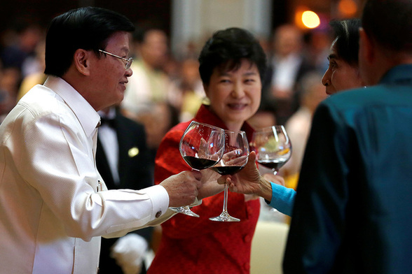 奥巴马穿传统服装出席东盟晚宴