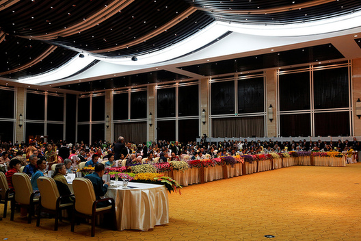 奥巴马穿传统服装出席东盟晚宴