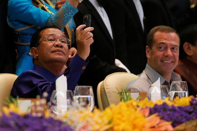 奥巴马穿传统服装出席东盟晚宴