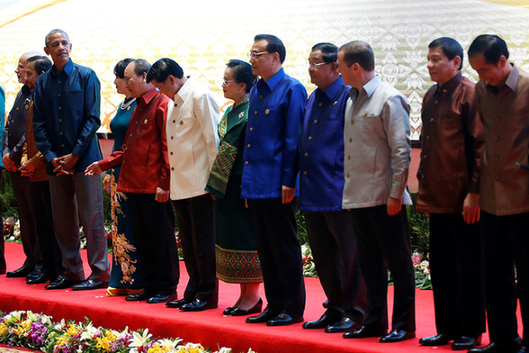 奥巴马穿传统服装出席东盟晚宴