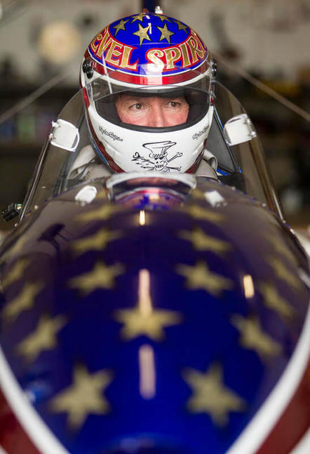 致敬偶像 他花1亿飞越近500米大峡谷