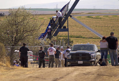 致敬偶像 他花1亿飞越近500米大峡谷