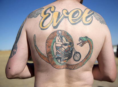 致敬偶像 他花1亿飞越近500米大峡谷