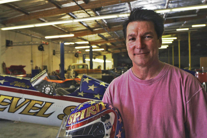 致敬偶像 他花1亿飞越近500米大峡谷