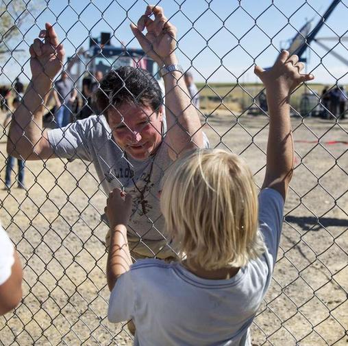 致敬偶像 他花1亿飞越近500米大峡谷