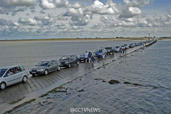 法国这条任性公路一天只出现2次 一言不合就消失