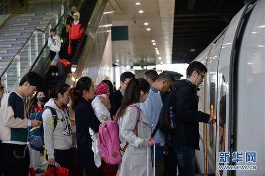 （社会）（1）各地迎来假日返程客流高峰