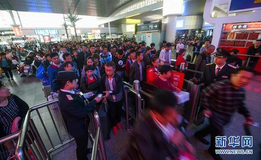 （社会）（5）各地迎来假日返程客流高峰
