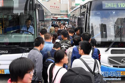 （社会）（2）各地迎来假日返程客流高峰