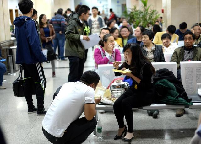 国庆后房产交易大厅爆棚 市民自备盒饭