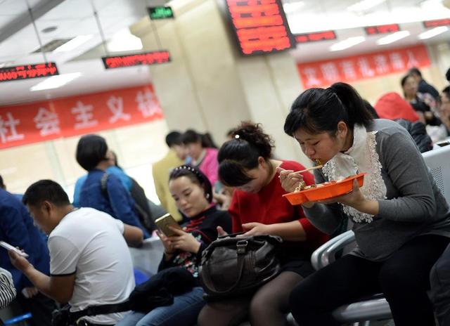 国庆后房产交易大厅爆棚 市民自备盒饭