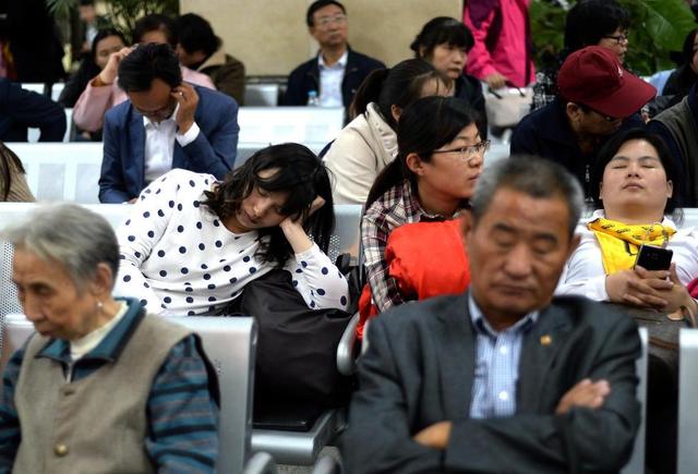 国庆后房产交易大厅爆棚 市民自备盒饭