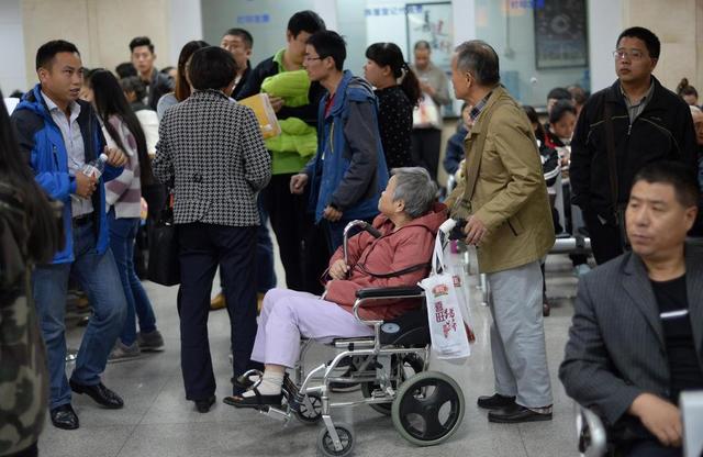 国庆后房产交易大厅爆棚 市民自备盒饭