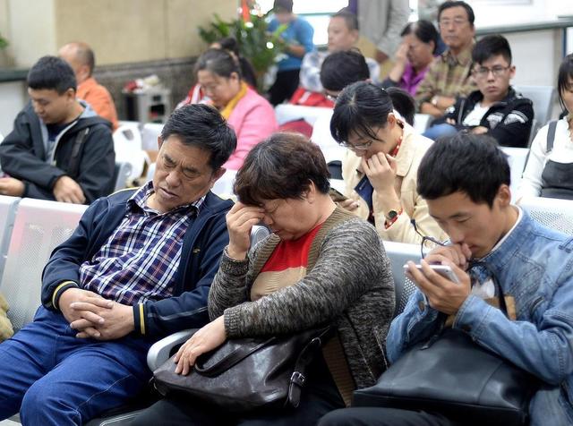 国庆后房产交易大厅爆棚 市民自备盒饭