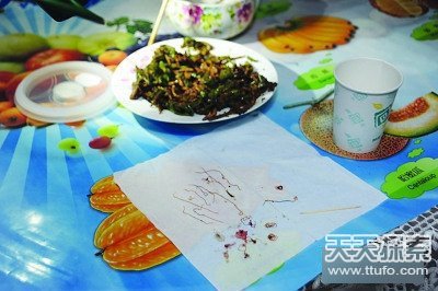 吃黄鳝吃出上百寄生虫 盘内蜷缩蠕动