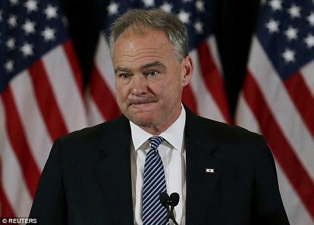 希拉里发表败选演讲 发言过程保持微笑