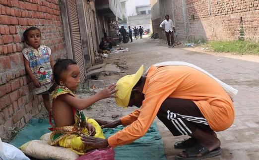 印度6岁男童脑袋大眼细长 被奉为神灵