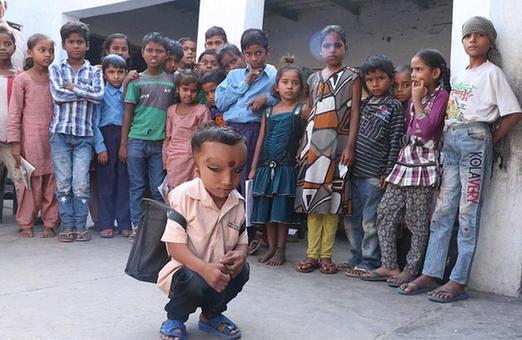 印度6岁男童脑袋大眼细长 被奉为神灵