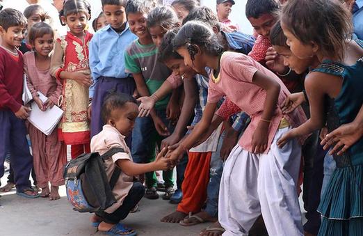 印度6岁男童脑袋大眼细长 被奉为神灵