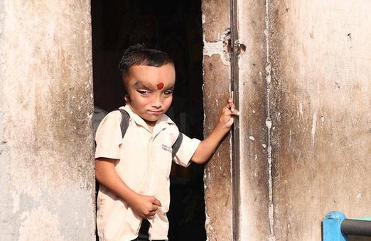 印度6岁男童脑袋大眼细长 被奉为神灵