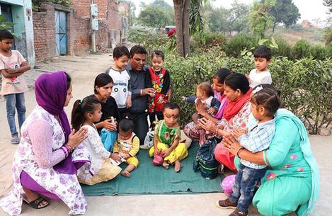 印度6岁男童脑袋大眼细长 被奉为神灵