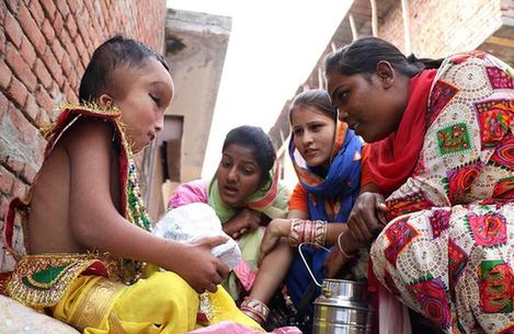 印度6岁男童脑袋大眼细长 被奉为神灵