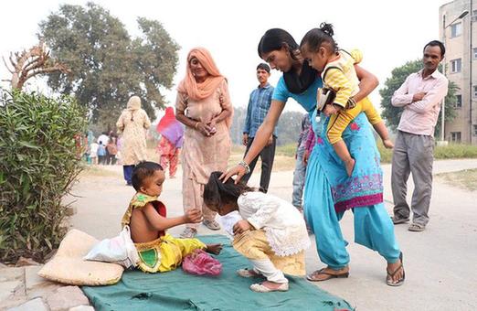 印度6岁男童脑袋大眼细长 被奉为神灵