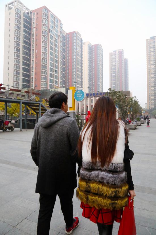 80后小夫妻郑州火车站卖衣服 6年狂赚十几套房